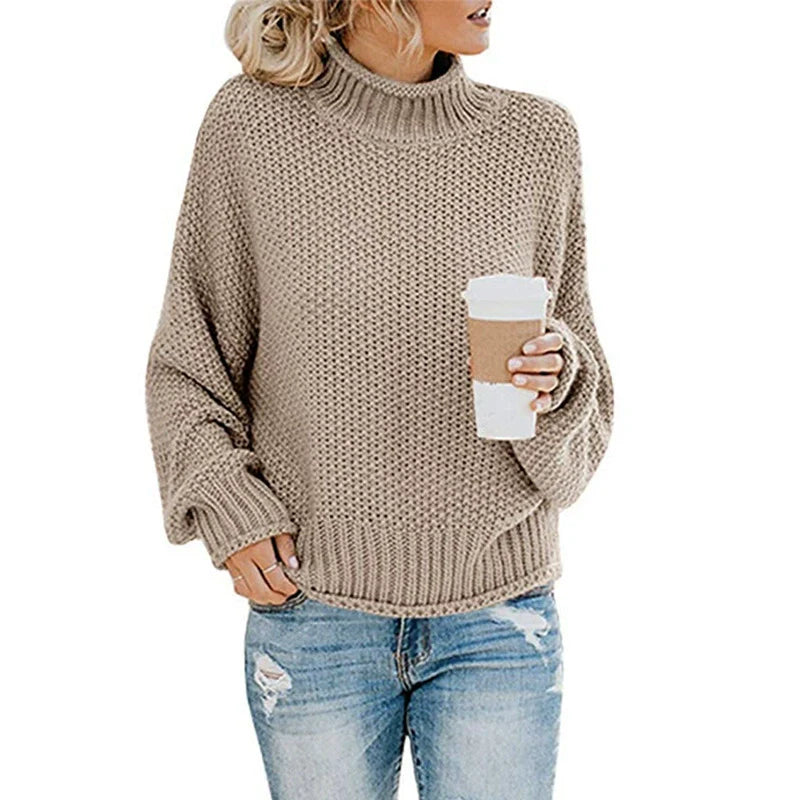 Elegant oversized damegenser med høy hals, ideell som varm og komfortabel høst- eller vintergenser.