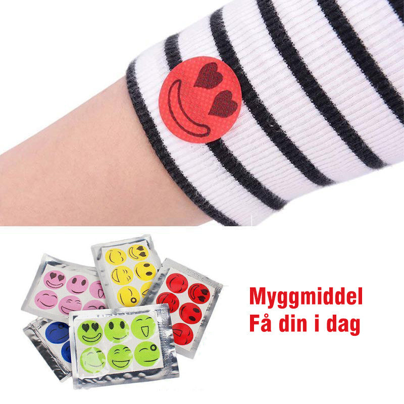 Voksen påfører et Naturlig Myggplaster på armen, enkel og trygg myggbeskyttelse for utendørsaktiviteter.