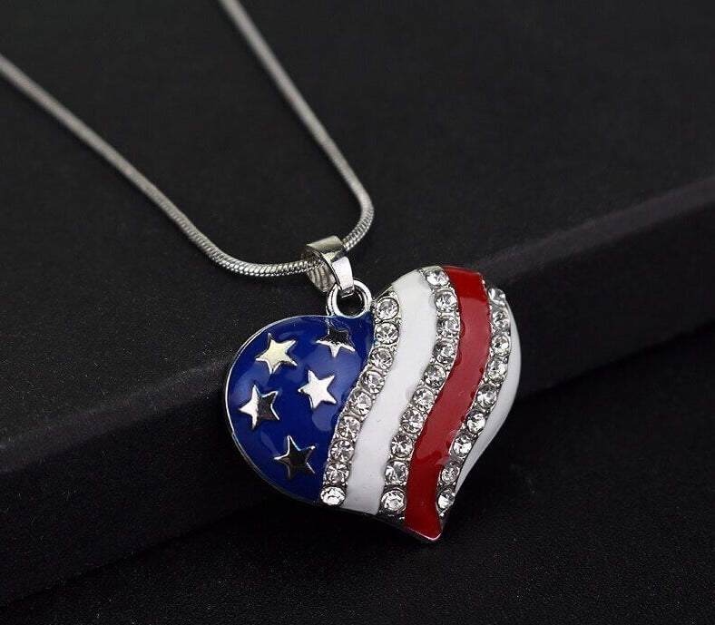 Uttrykk din frihet og patriotisme med dette flotte amerikanske flagg smykket. Ideell gave.