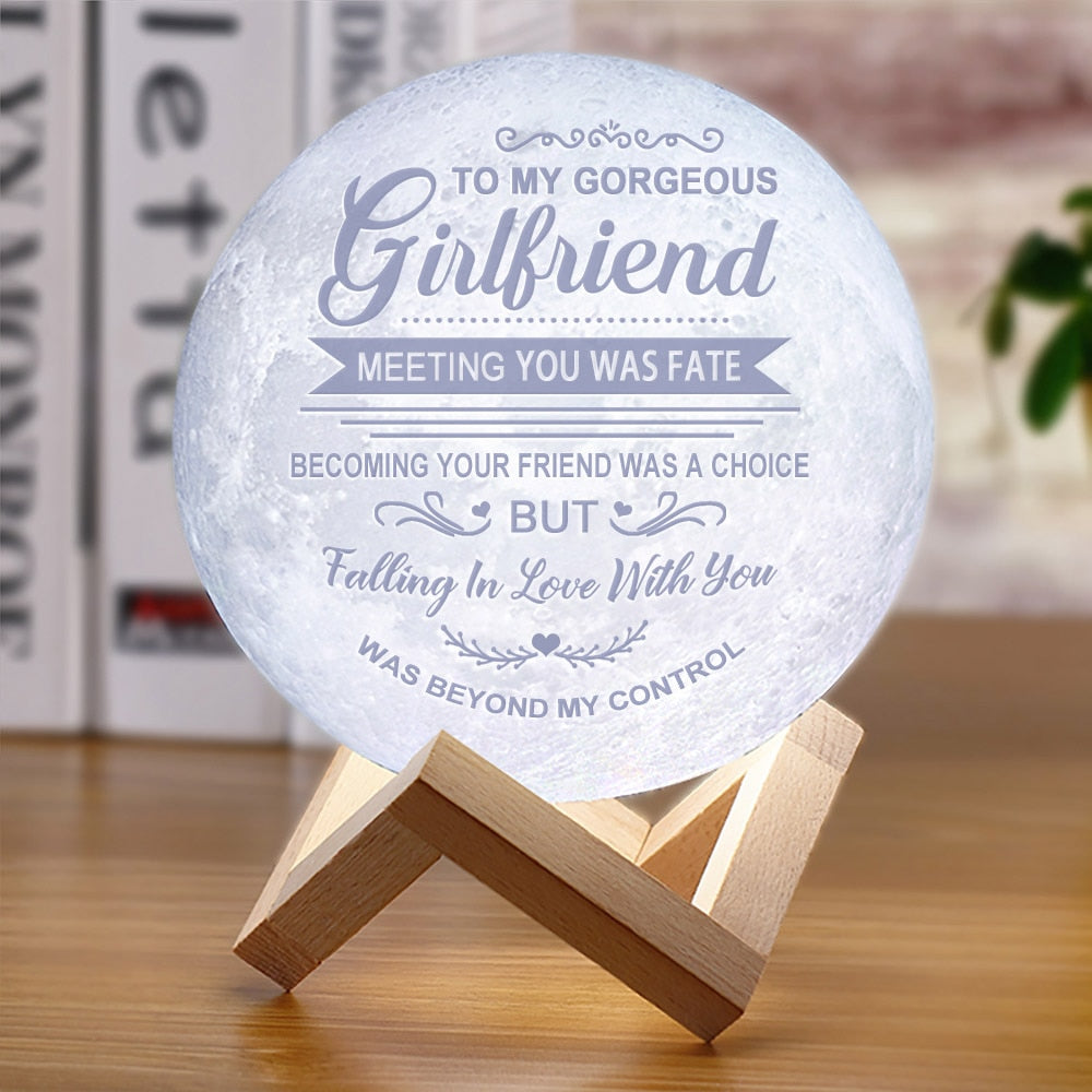 Personlig månelampe med gravert tekst, perfekt som unik gave og stemningsfull nattlampe.
