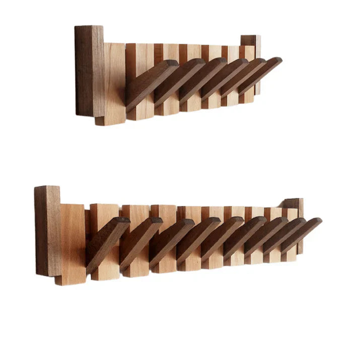Elegant veggknaggrekke i tre med pianodesign. Praktisk klesoppheng og dekorativ gangløsning.