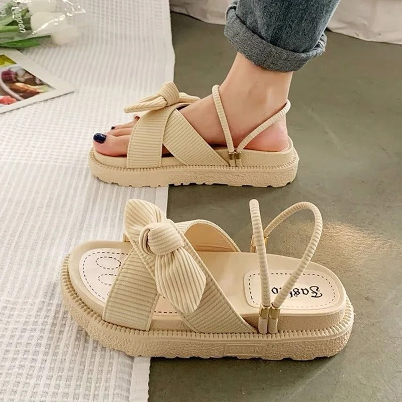 Lette plattformsandaler til dame. Moderne slip-on sommersko for komfortabel bruk hver dag.