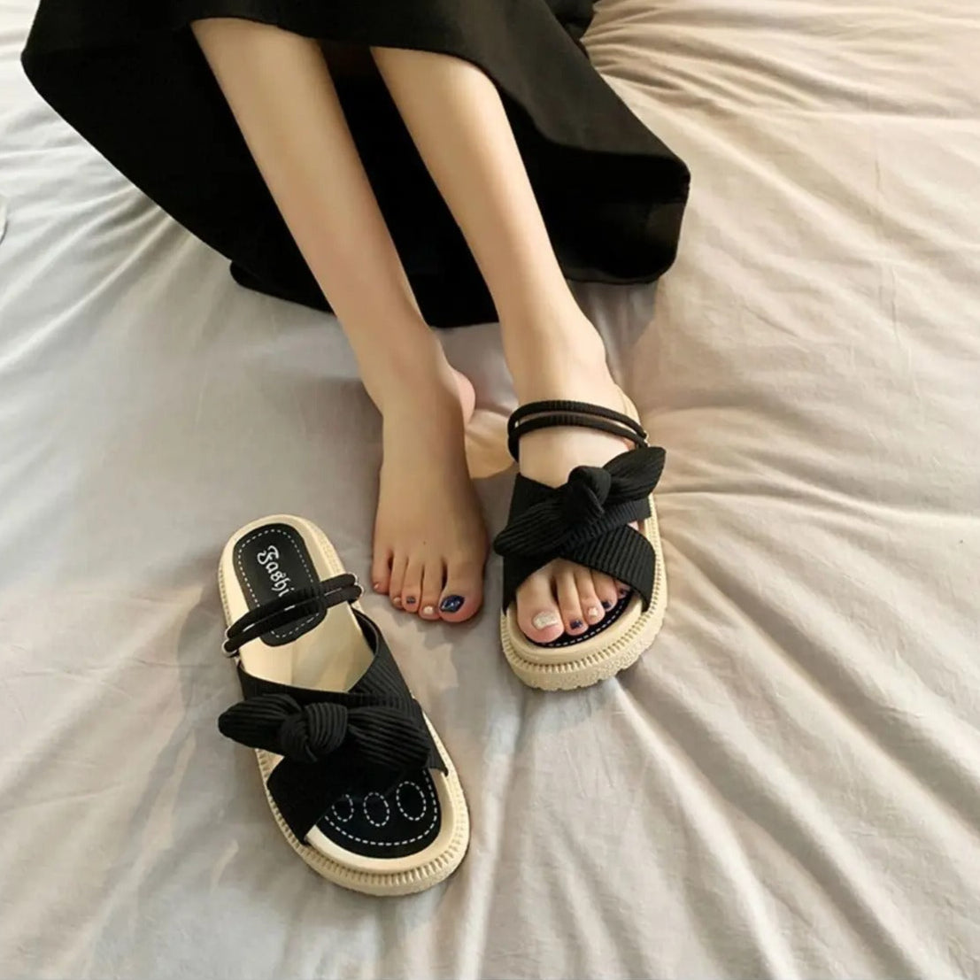 Damesandaler med solid plattformsåle. Slip-on design for enkel bruk som stilige hverdagssko om sommeren.