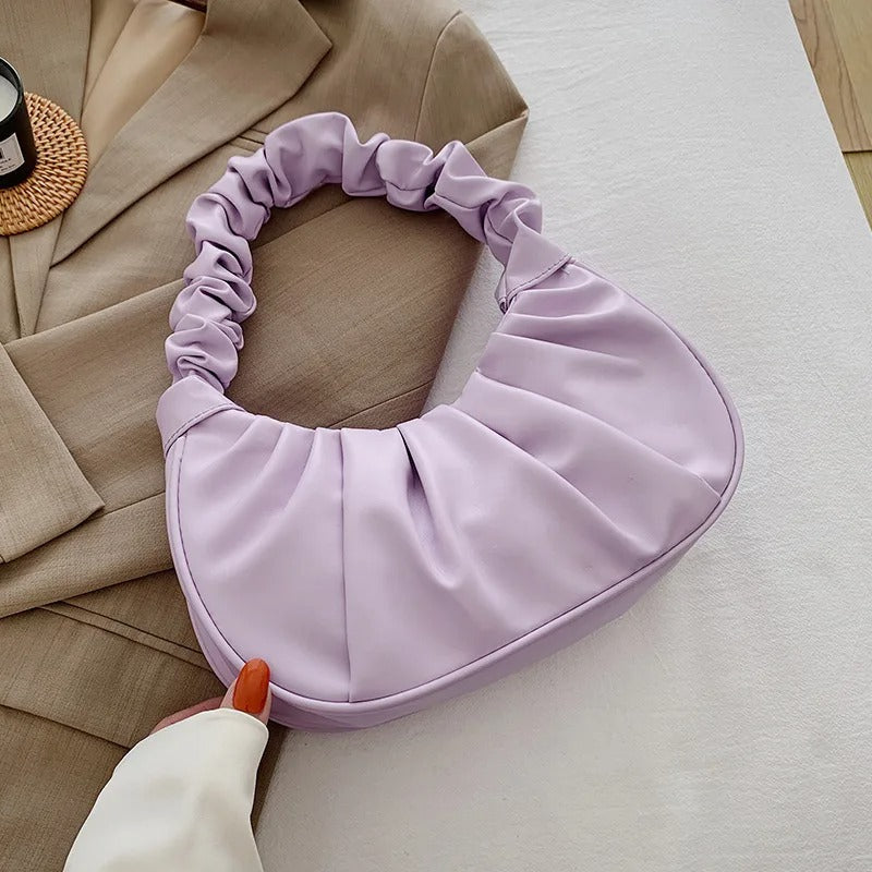Kvinne bærer plissert PU-skulderveske. Elegant dameveske i PU-skinn, perfekt for mote og hverdag.