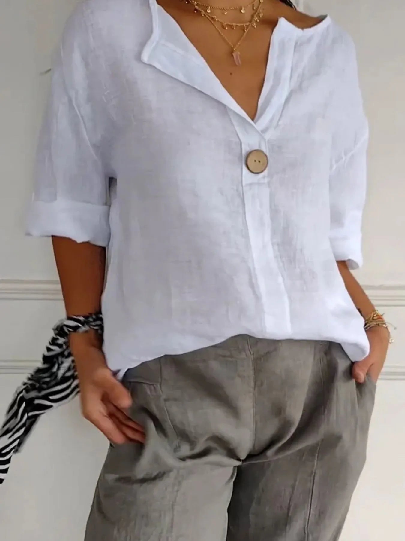 Kvinners plus size bluse i mykt materiale med klassisk notch hals, ideell for ulike anledninger.