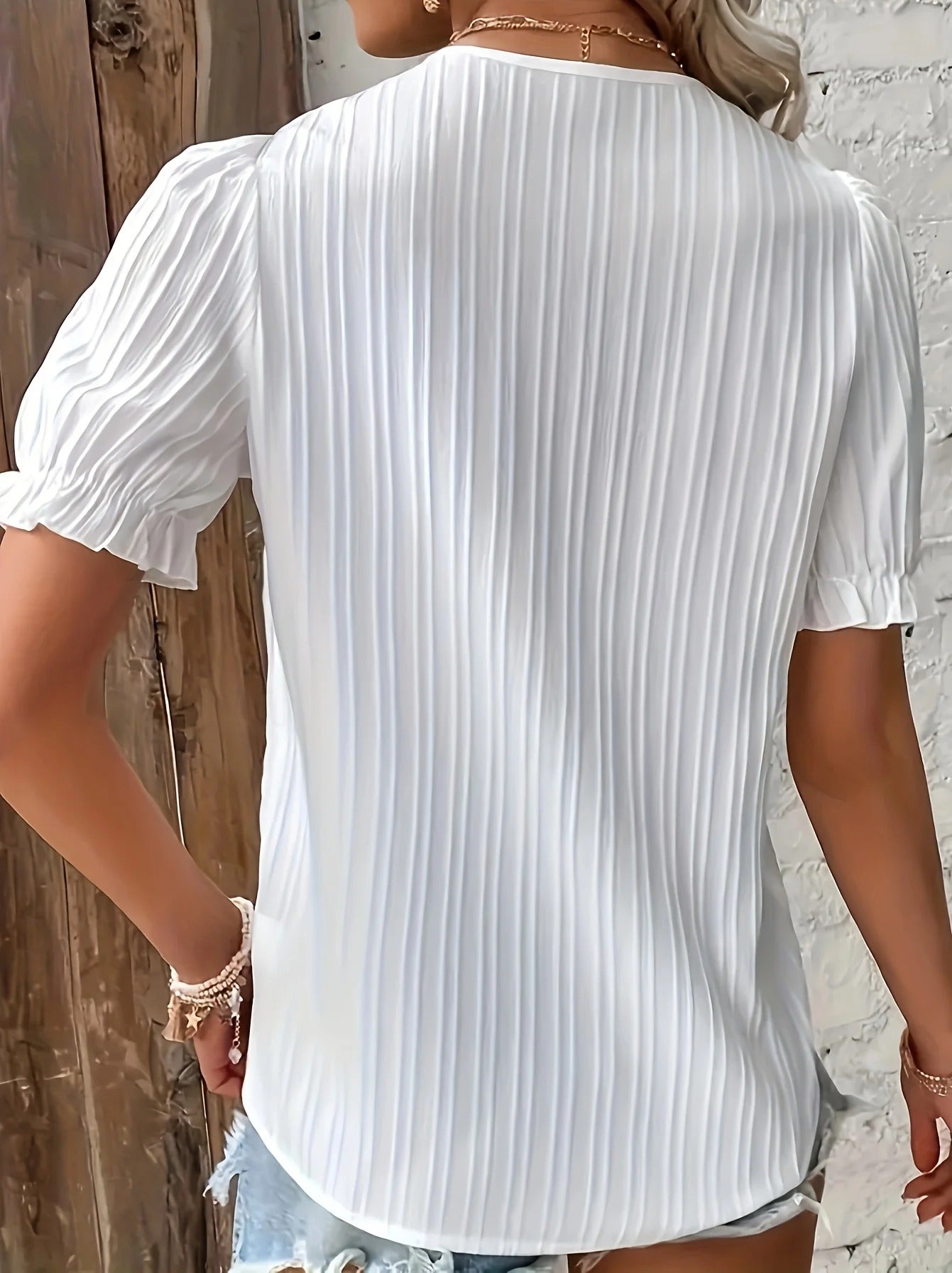 Plus size kortermet topp for kvinner med flatterende snitt. Komfortabel casual bluse, ideell for sommer og vår.