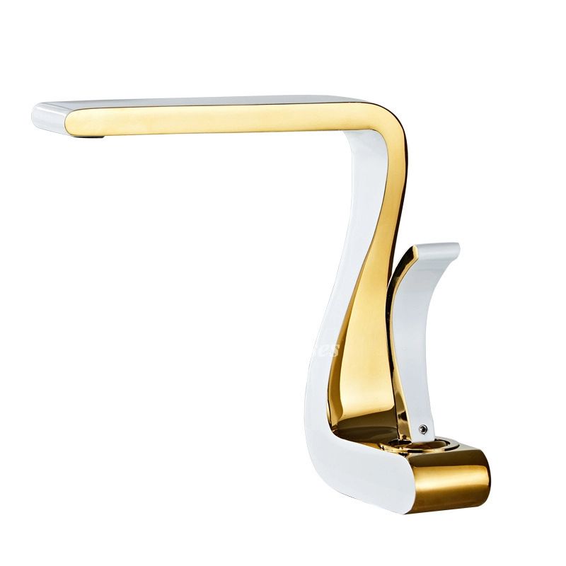 Gull vaskekran med enkelt håndtak; luksuriøs designkran for et elegant baderom.