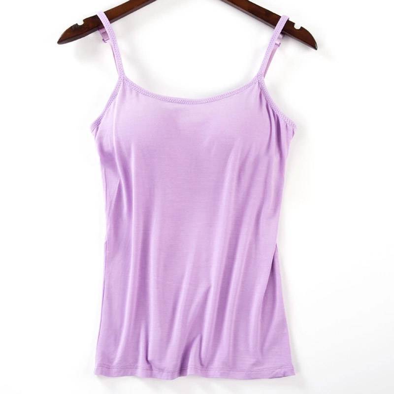 Svart polstret cami tanktopp for kvinner. Elegant og støttende for hverdag og fest.