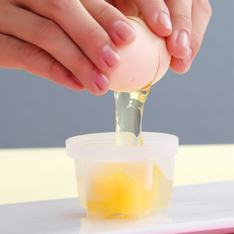 Eggekoker sett i silikon, klar til bruk, for å lage myke eller hardkokte egg uten skall. Rosa, grå, blå.