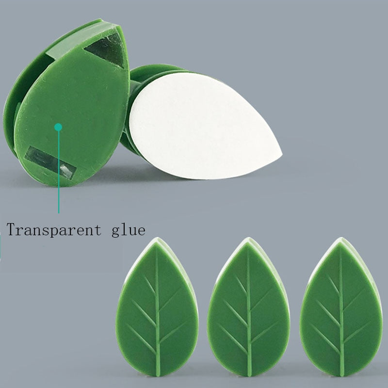 Robust planteklips støtter en monstera-plante, holder den trygt opp mot veggen som dekorasjon.