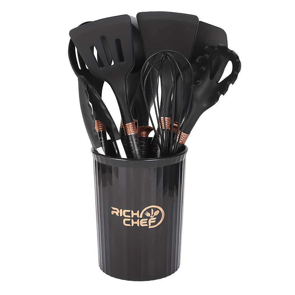 Ergonomisk silikonspatel fra settet med robust trehåndtak, perfekt for non-stick panner.