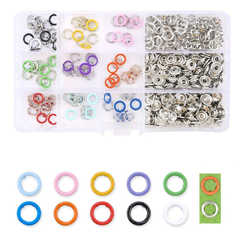 Illustrasjon av enkel montering av trykknapper med kit. DIY festemidler for klær, lær, syprosjekter.