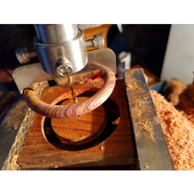 DIY armbåndsbor i tre. Håndverktøy for presis smykkefremstilling og treverk hobby.