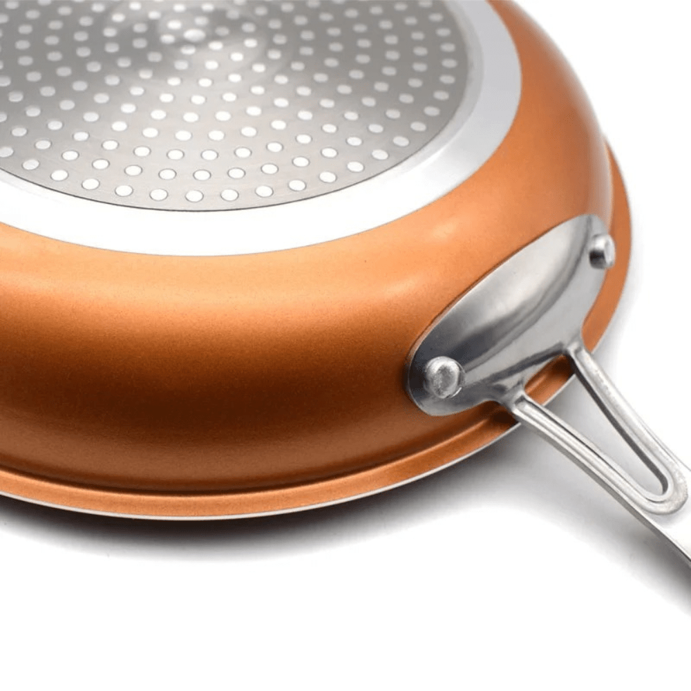 Allsidig kobberpanne med non-stick belegg, egnet for induksjon, koketopp og stekeovn.