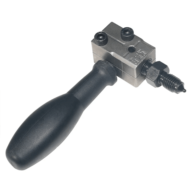 Mekaniker bruker universal flenseverktøy for 4,75mm bremserør. Effektivt for bilvedlikehold og reparasjon.