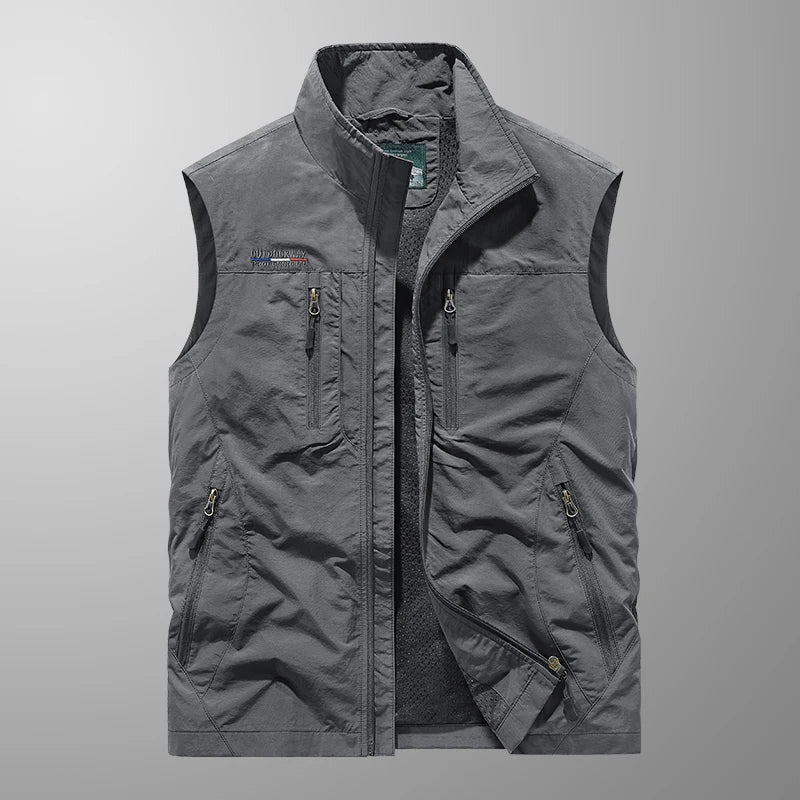 Praktisk multi-lomme fiskevest for menn, pustende og lett design for lange dager i naturen.