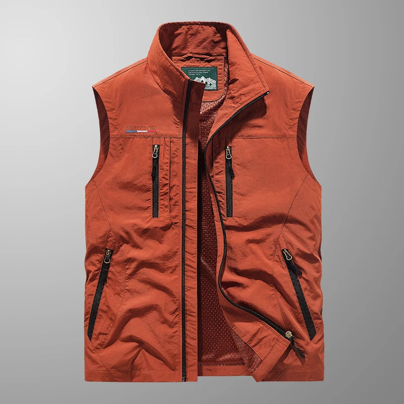 Detaljert bilde av pustende multi-lomme vest for menn, med glidelåser og funksjonelle rom.