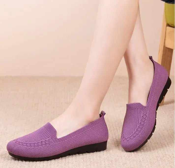 Behagelige røde loafers for damer, pustende slip-on sommersko for en lett følelse.
