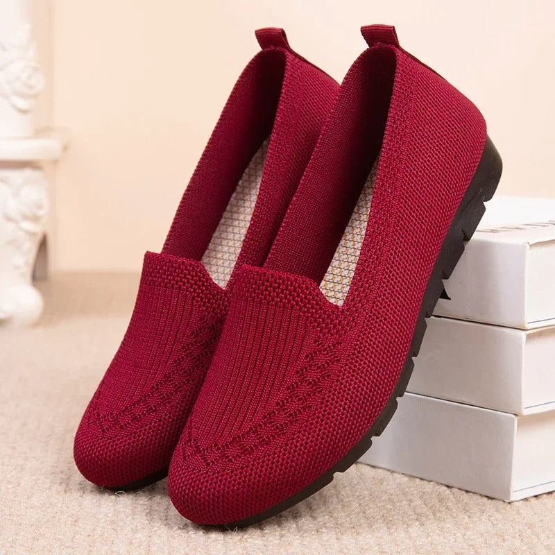 Komfortable damesko: Røde pustende slip-on loafers, ideelle som fritids- og sommersko.