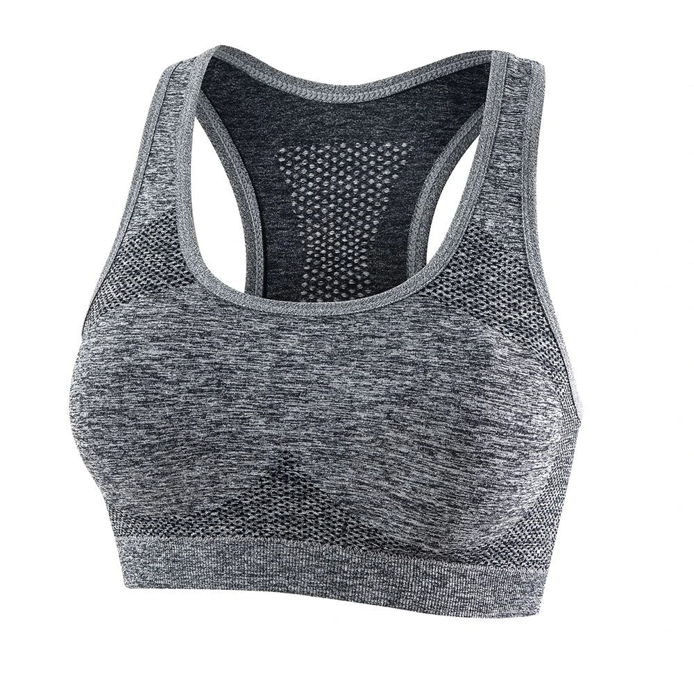 Dame sports-BH på modell, gir god støtte for yoga og fitness, komfortabel passform.