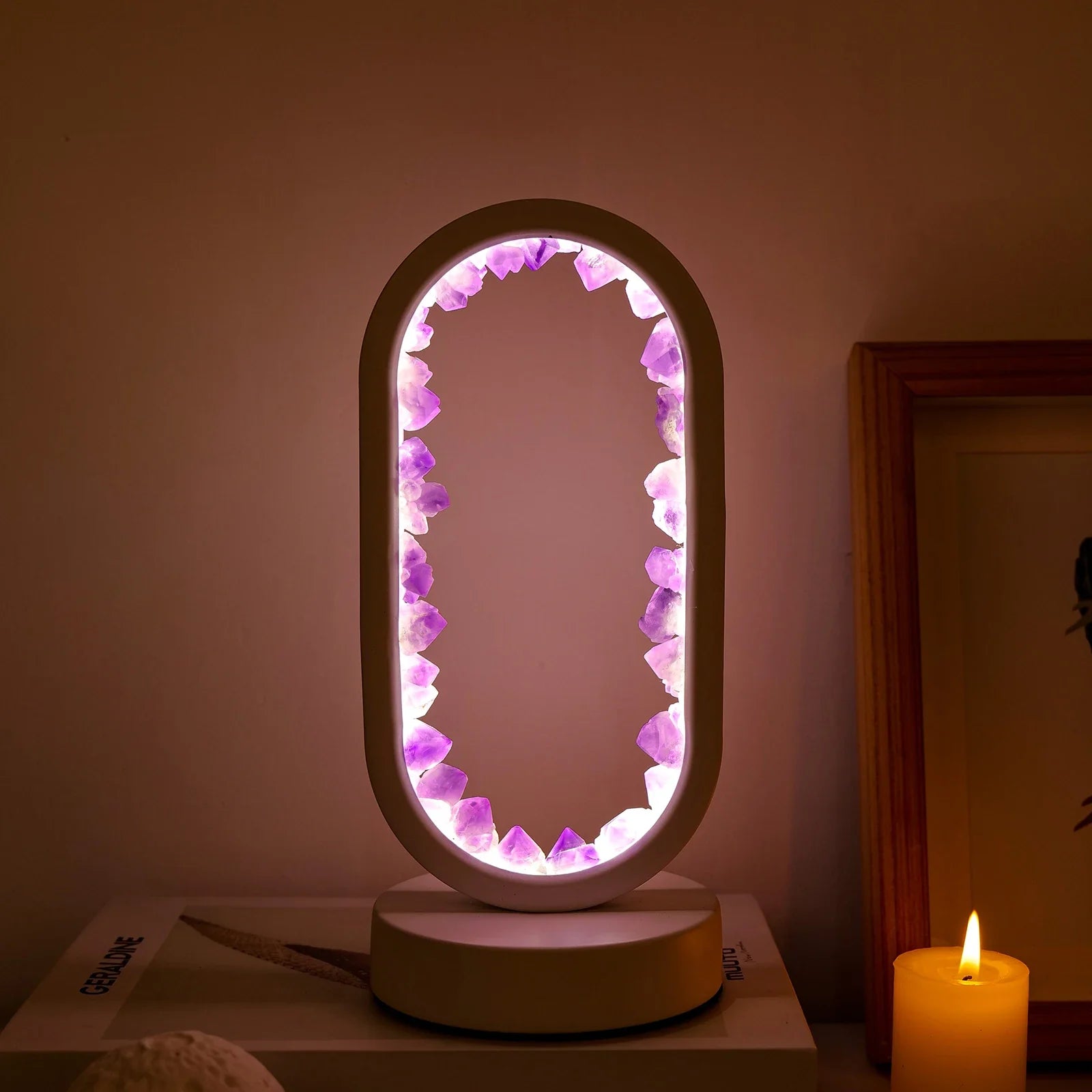 Håndlaget krystallampe av rå ametyst. Unik bordlampe for interiørdesign og harmoni.