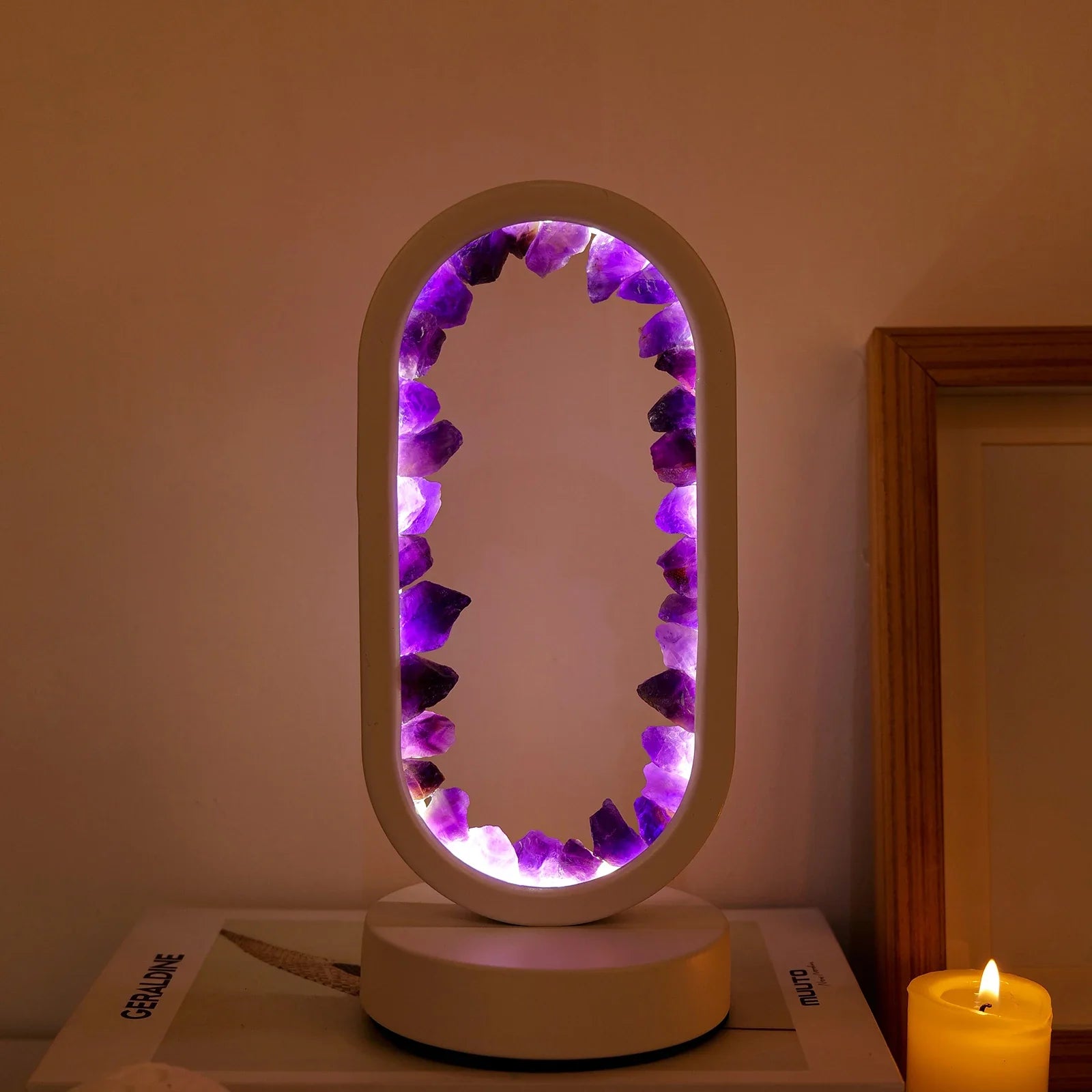 Beroligende ametystlampe, ideell for meditasjon og avslapning i hjemmet. Elegant naturlig bordlampe.