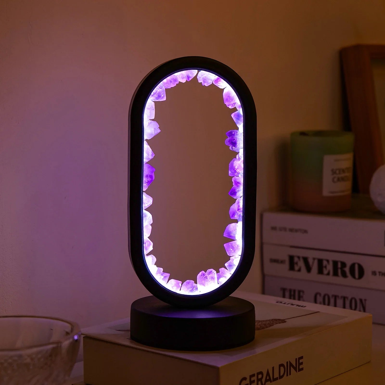 Vakker, naturlig ametystlampe. Rå krystaller gir en unik og avslappende bordlampe.