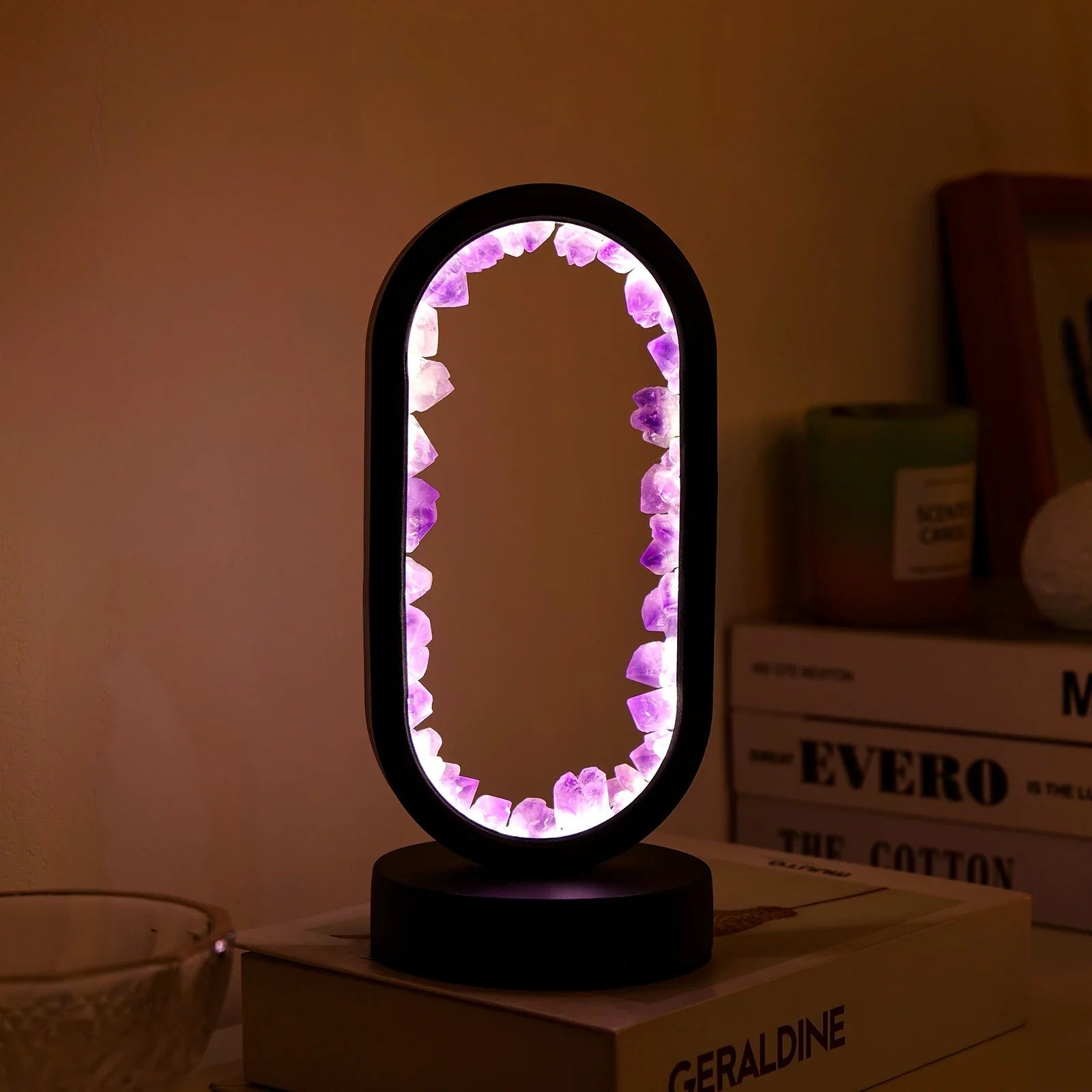 Lilla ametyst bordlampe med varmt lys. Krystallampe for en beroligende og innbydende stue.