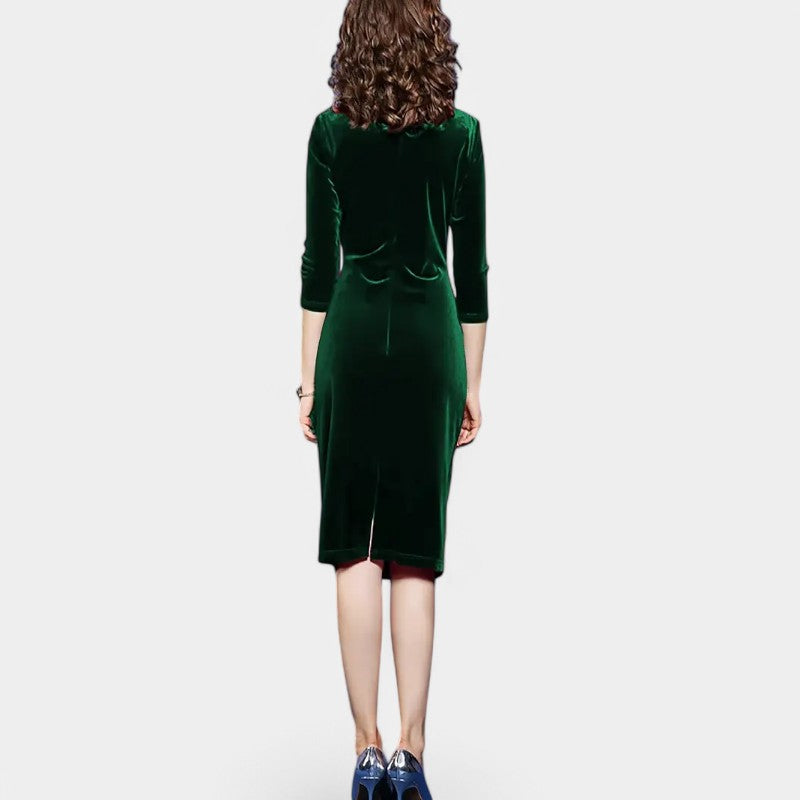 Damekjole i rød, elegant bodycon stil med asymmetrisk utringning. Perfekt selskapskjole for fest.