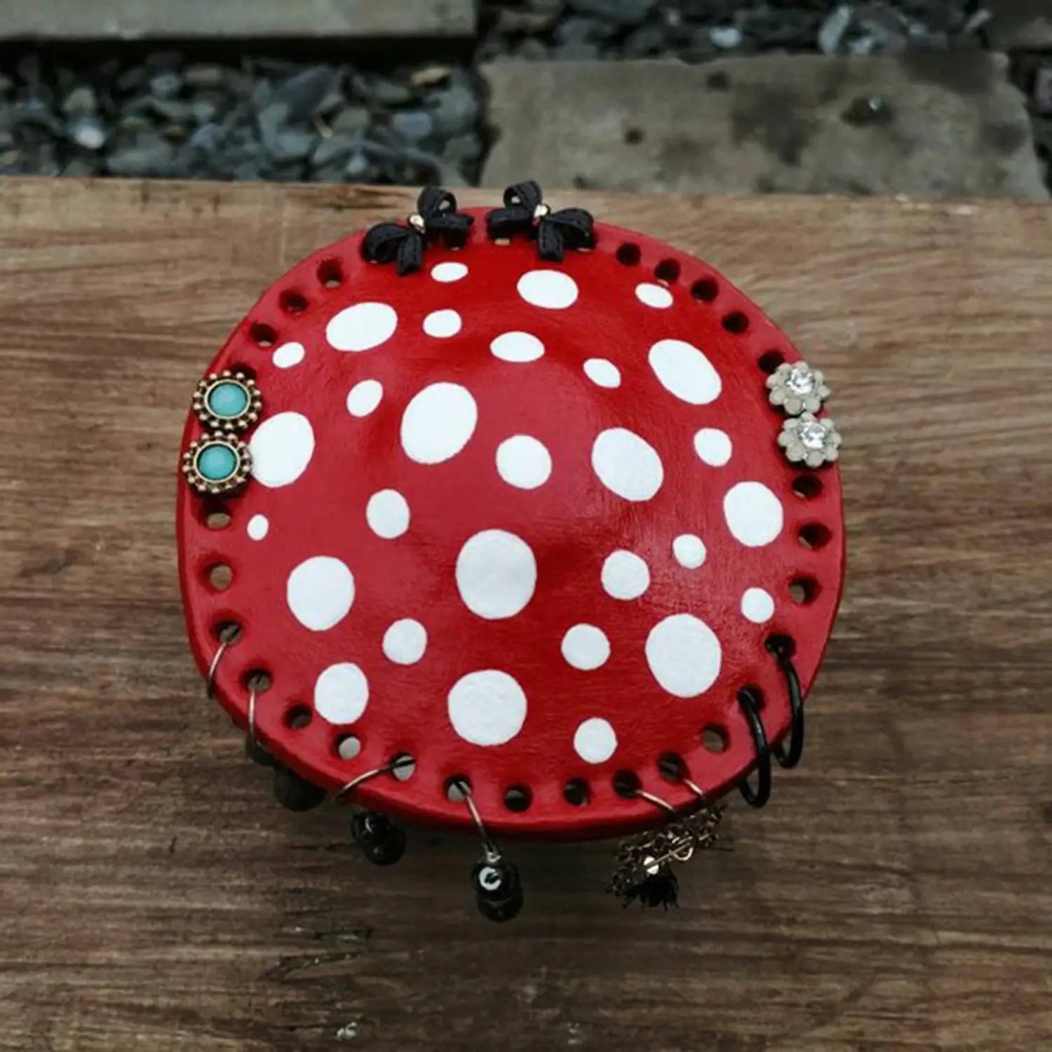 Detalj av rød og rosa sopp smykkeholder, ideell for organisering av små smykker og ringer.