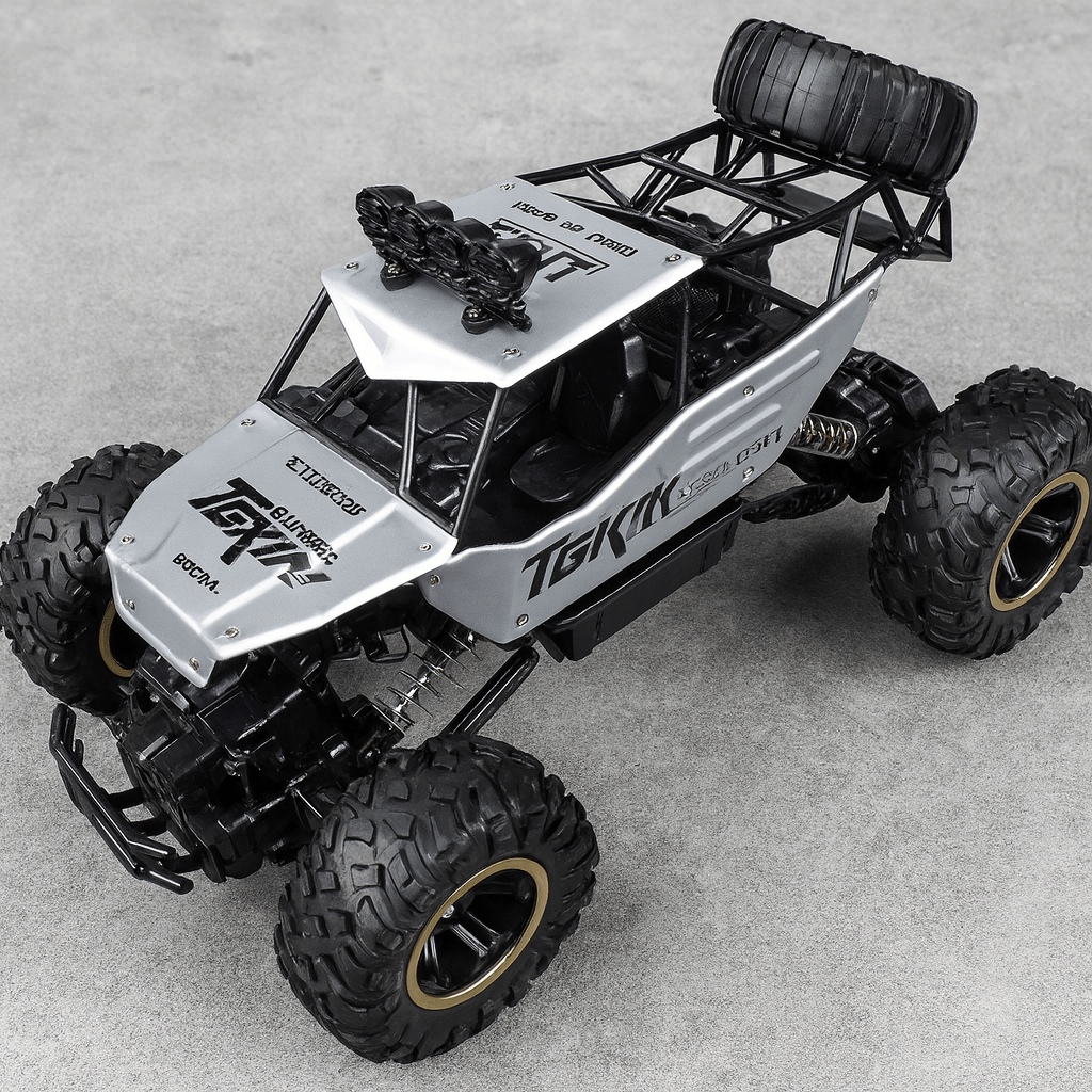 Fjernstyrt 4x4 monstertruck kjører over ulendt terreng, perfekt for actionfylt hobbybil kjøring.
