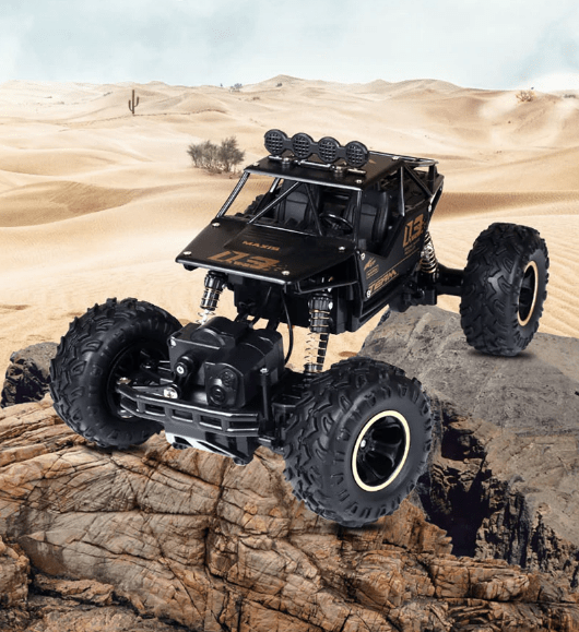 Oversiktsbilde av tøff rød RC monstertruck 4x4, klar for all-terreng off-road eventyr.