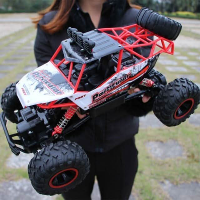 Gjørmete RC monstertruck 4x4 demonstrerer robusthet og off-road evner for hobbybil entusiaster.
