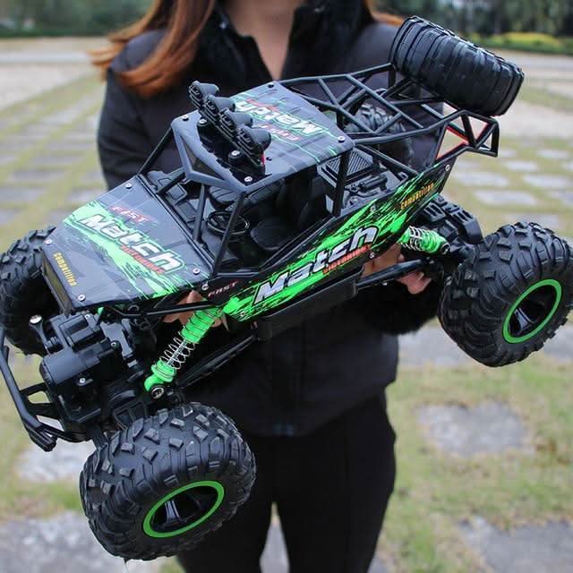 RC monstertruck med fjernkontroll, klar for spennende 4x4 terrengkjøring og utendørs lek.