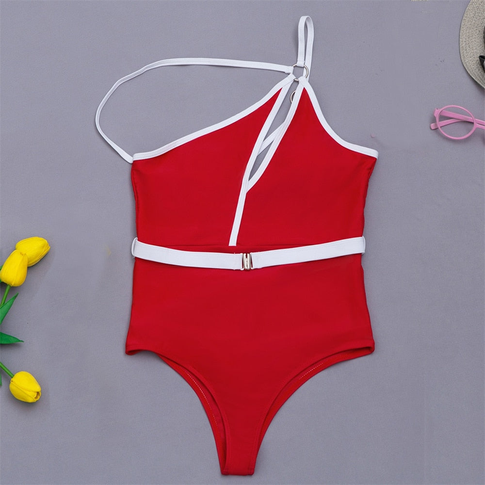 Trendy rød badedrakt for kvinner med flatterende enkel skulder og bandasjestil, klar for sol og strand.