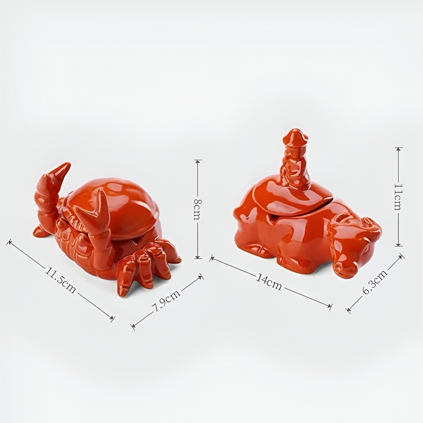 Elegant rødt keramikk askebeger med detaljert orientalsk krabbedesign; luksus innredningsdetalj.