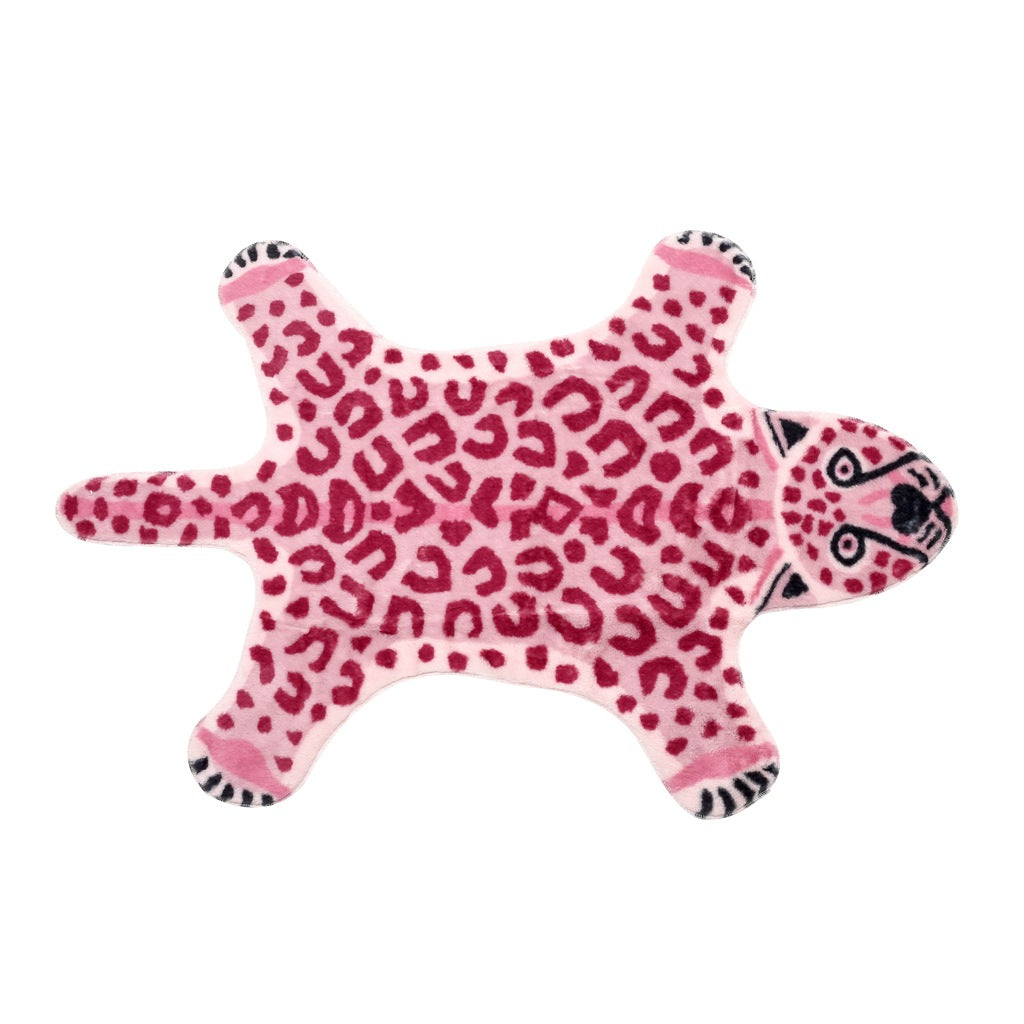 Rødt leopardteppe med stilfullt dyretrykk, et mykt gulvteppe perfekt for stue og soverom.