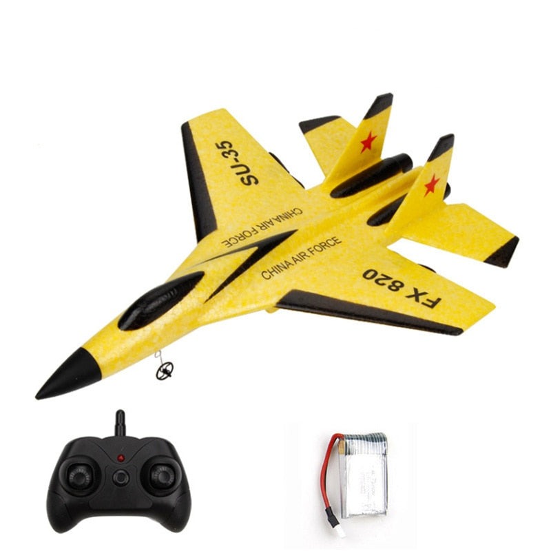 RC Fighter Glider barneleke, røde vinger, klar for takeoff på utendørs lekeplass