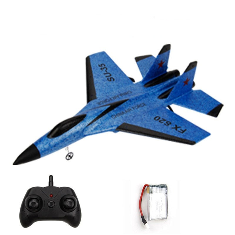 RC Fighter Glider og fjernkontroll ved siden av hverandre, komplett utendørs lekepakke