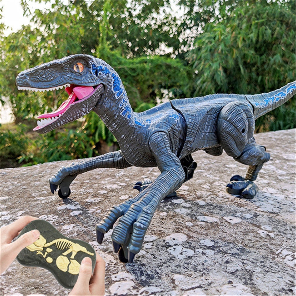 Barn leker med en fjernstyrt dinosaur. Interaktiv RC Velociraptor som beveger seg og lager lyder for spennende lek.