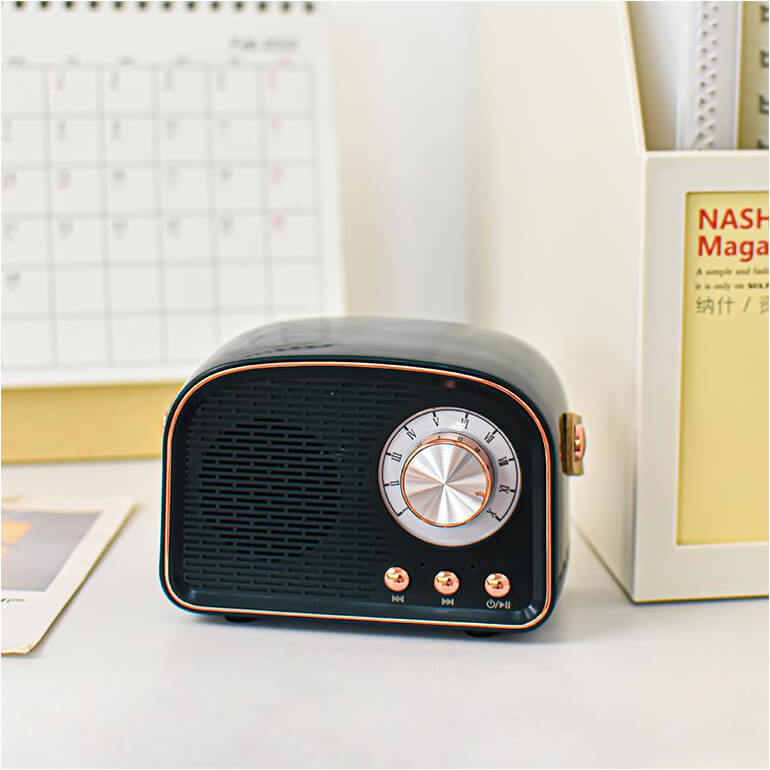Retro Bluetooth høyttaler plassert i et moderne stuemiljø; skaper en varm atmosfære med musikk.