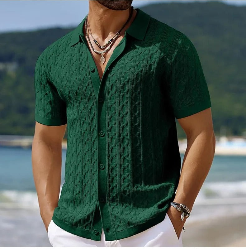 Mann iført en stilig retro jacquardstrikket polo. Perfekt for en komfortabel, smart-casual fritidslook.