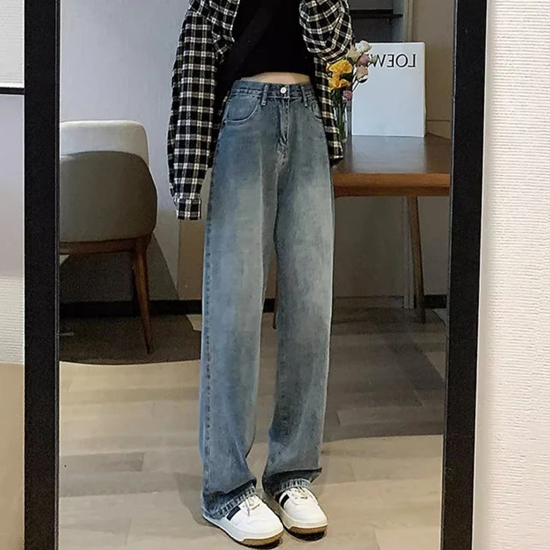 Stilige vide jeans til dame, perfekt for hverdagsbruk og vintage-inspirert look.