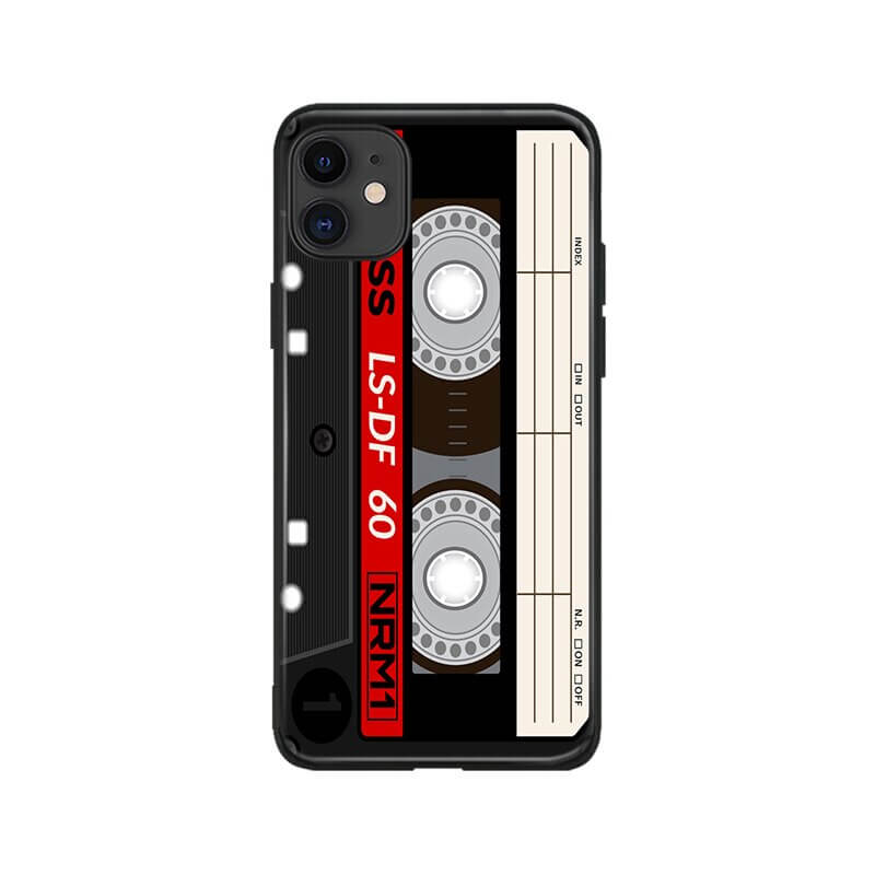 Detaljert kassett design på støtsikkert iPhone telefondeksel. Gir solid beskyttelse og vintage look.