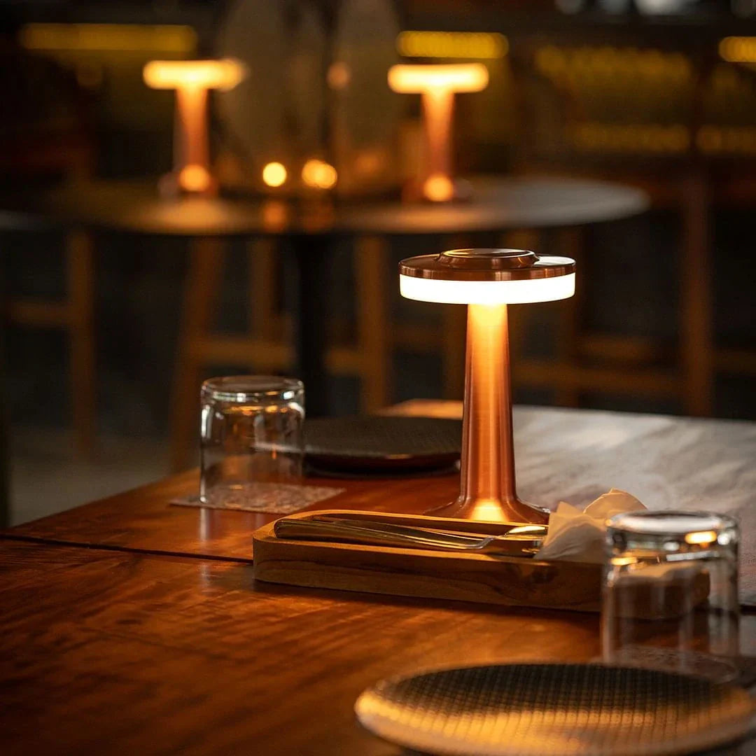Sølv retro bordlampe. Oppladbar trådløs LED lampe, dimbar. Ideell som soveroms- eller stuelampe.