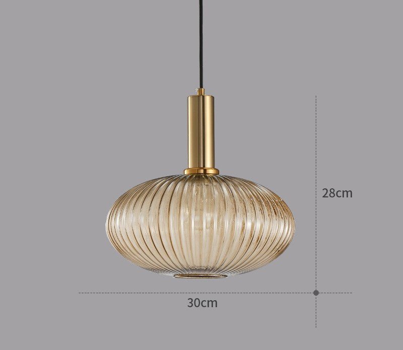 Eklektisk taklampe, retrostil med fargespill, skaper varm og koselig stemning.