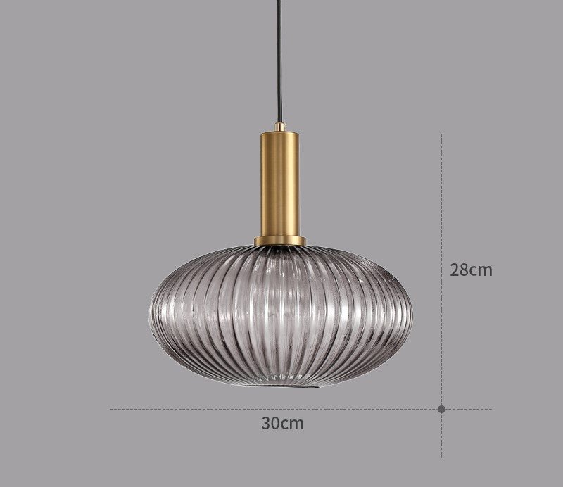 Moderne retro pendellampe, fargerik belysning som et dekorativt blikkfang.