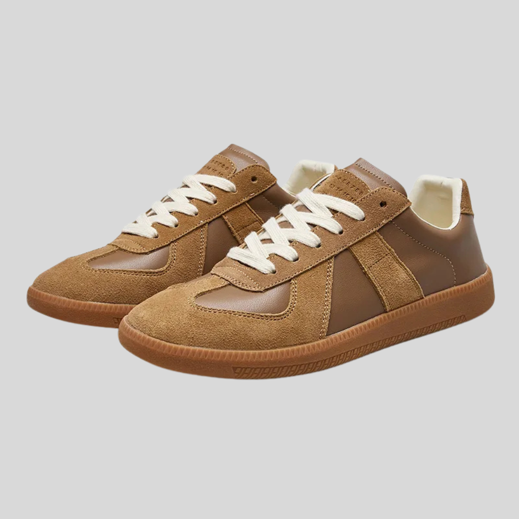 Vintage herresko: grå, svarte plattformssneakers. Motesko med retro design for menn.
