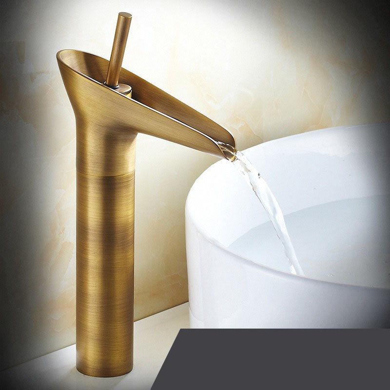 Baderomskran med fossestråle, retro design i børstet krom finish.