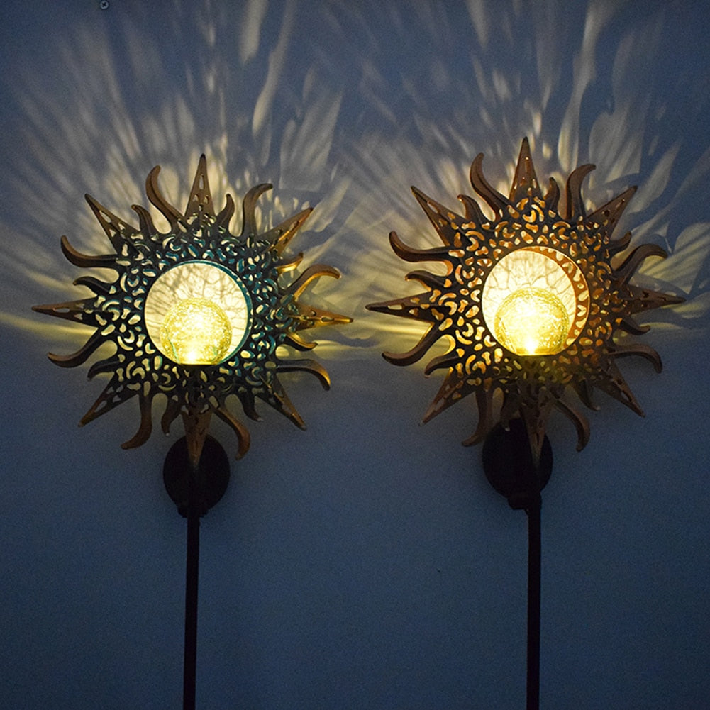 Stemningsfull retro solcellelampe, ideell for varme kvelder. Skaper koselig atmosfære i hagen.